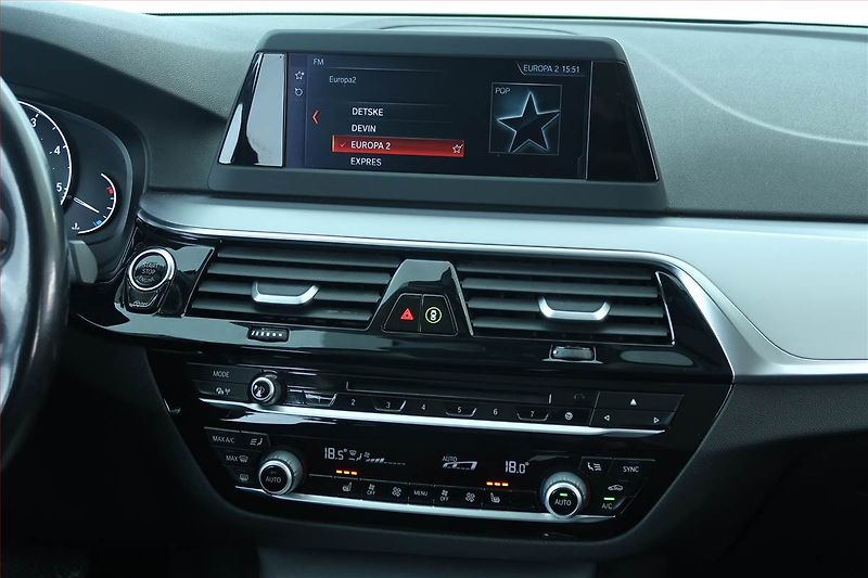 BMW Řada 5 (2018) 520d xDrive, 4X4, Automat - fotka 12 z 25