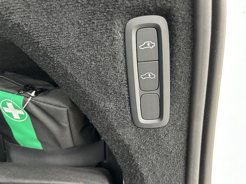 Volvo XC90 2.0 B5 4x4 Plus - fotka 29 z 32