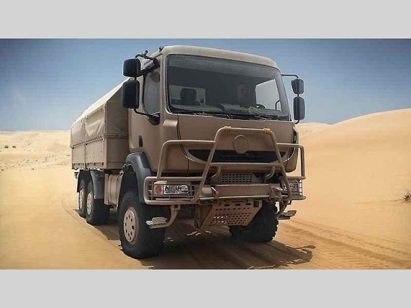 Tatra Force 8x8 – vozidlo pro přepravu potrubí.