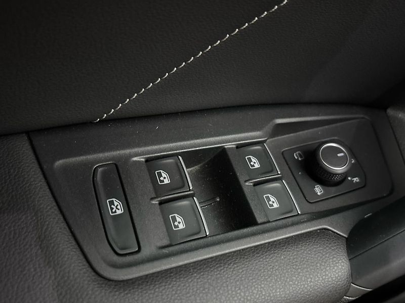 Volkswagen Tiguan R-Line DSG - fotka 21 z 29