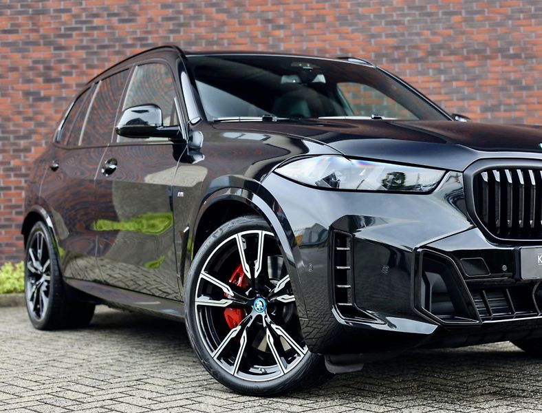 BMW X5 (2025) 50e xDrive M SPORT PRO - fotka 3 z 44