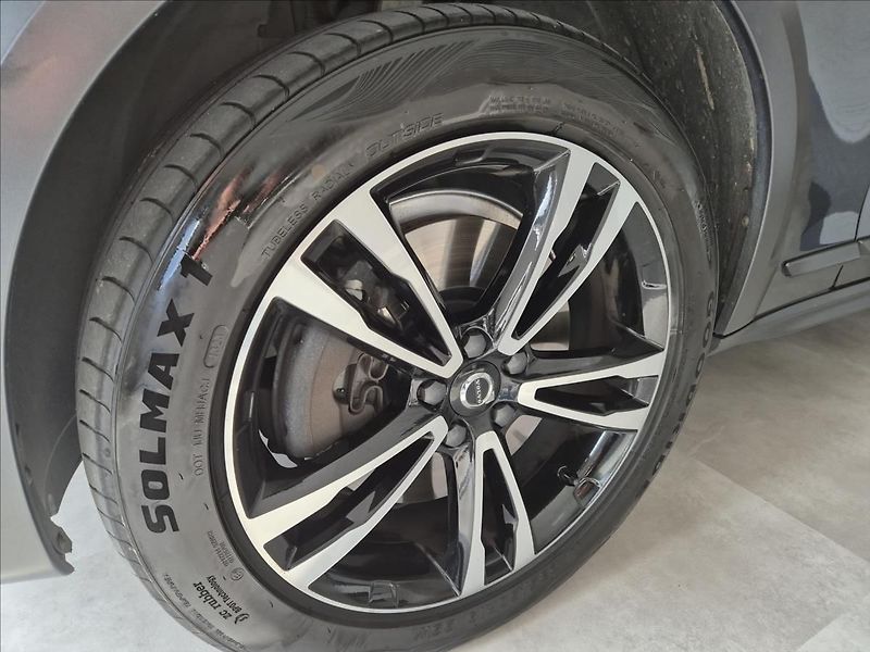 Volvo V90 CC D5 AWD Drive-E Pro POLESTAR - fotka 12 z 46