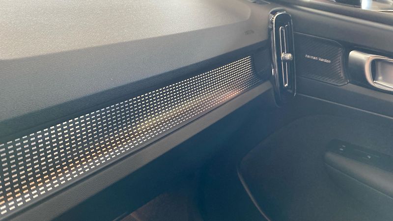 Volvo XC40 PLUS DARK, B4 AWD, 145+10 kW / - fotka 14 z 38