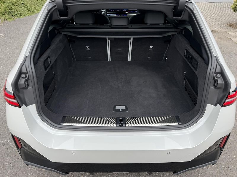 BMW Řada 5 540D xDRIVE M SPORT Individual - fotka 36 z 37