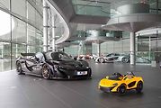 A samozřejmě zve do showroomů i tatínky, kteří by mohli utratit i za opravdové auto.