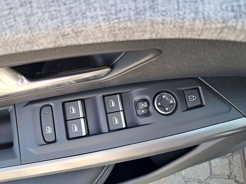 Peugeot 3008 GT Elektromotor 157 kW / 210 k - fotka 14 z 19