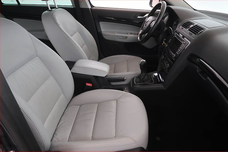 Škoda Octavia (2011) Laurin&Klement 2.0 TDI, Xenony - fotka 9 z 16