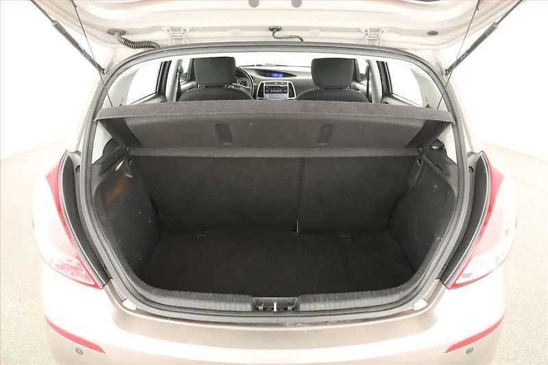 Hyundai i20 (2013) 1.4, Automat - fotka 12 z 13