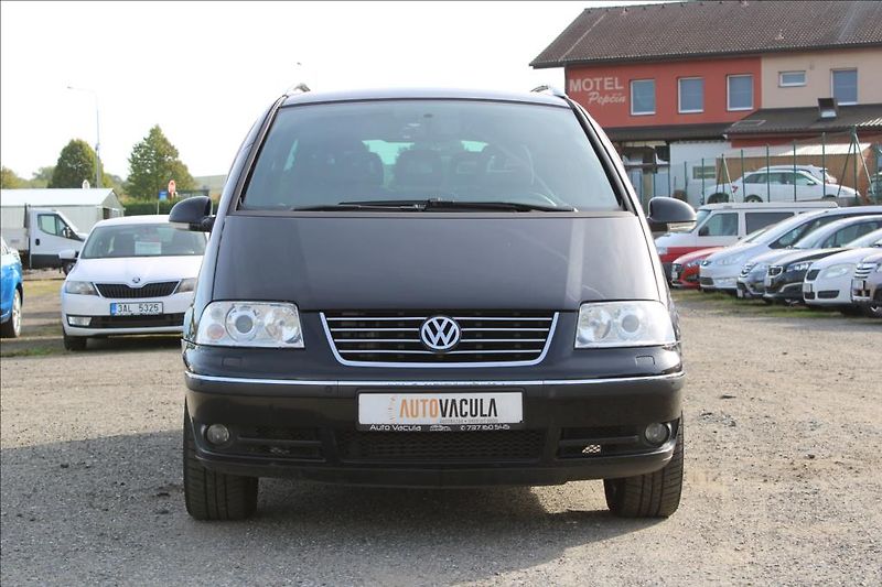 Volkswagen Sharan 1,9 TDi  TAŽNÉ,XENONY,7-MÍST - fotka 2 z 31