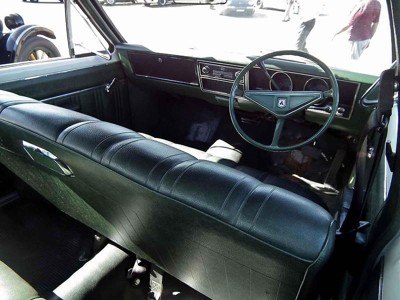 Automobil Holden Kingswood z roku 1971 doprovází hlavního hrdinu novozélandského seriálu Vraždy v Brokenwoodu, detektiv starší seržant Mike Shepherd, kterého hraje Neill Rea.