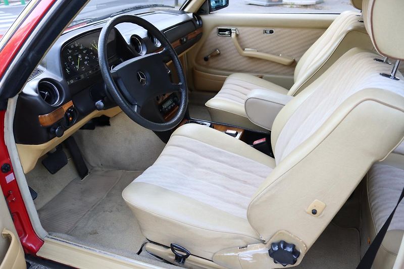 Mercedes-Benz 123 230CE KUPÉ AUTOMAT 100kW - fotka 21 z 48