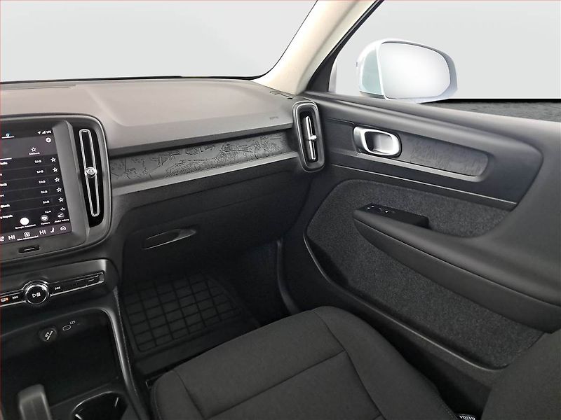 Volvo XC40 (2026) Plus B3 - fotka 8 z 20