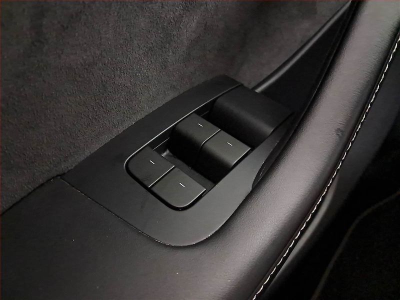 Tesla Model Y (2022) Long Range AWD 79kWh, SoH 91% - fotka 21 z 28