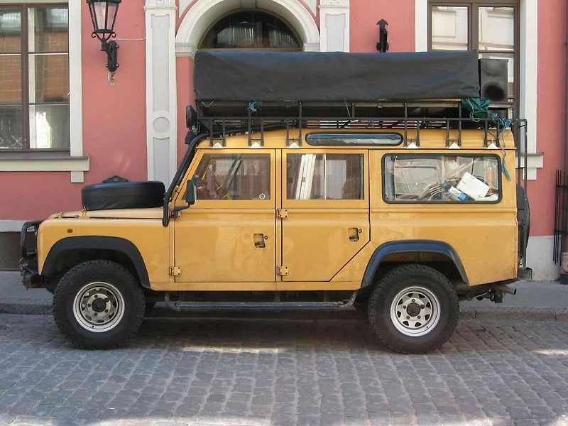 Vůz Land Rover Defender 110 Station Wagon Td5. Stejný model, vyrobený v roce 2003, si zahrál v seriálu Smrt v ráji, kde představoval policejní vozidlo.