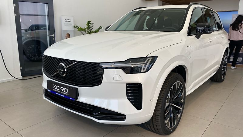 Volvo XC90 (2026) ULTRA DARK, B5 AWD, 184+10 kW - fotka 3 z 12