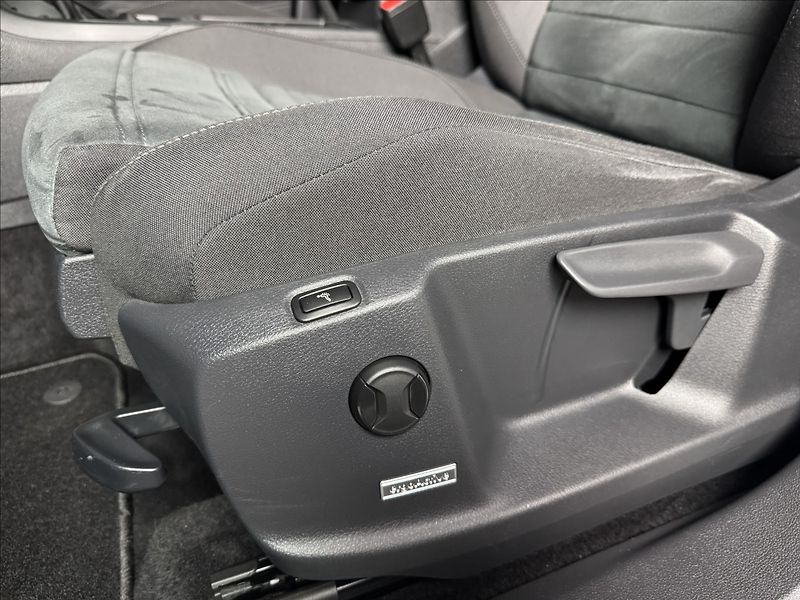 Volkswagen Touran 2,0 TDi  DSG Comfortline LED V - fotka 22 z 43