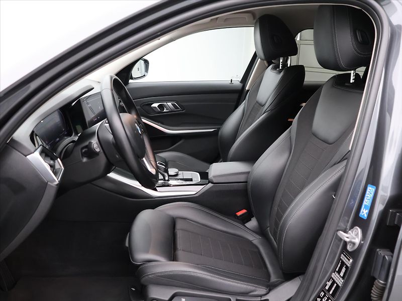 BMW Řada 3 2,0 320d 140kW xDrive 1.Maj. - fotka 11 z 36