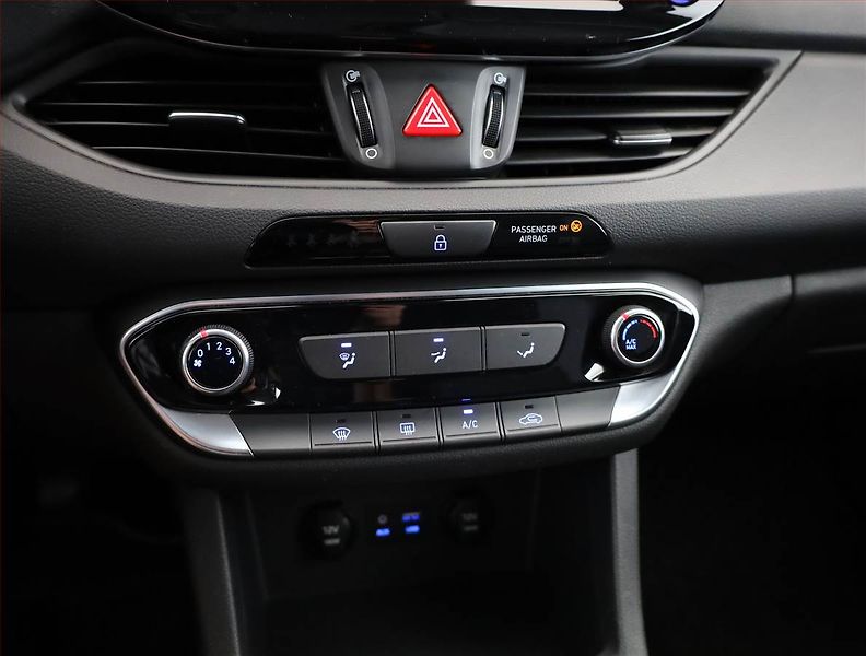 Hyundai i30 (2019) Trikolor 1.0 T-GDI, ČR,1.maj - fotka 10 z 17