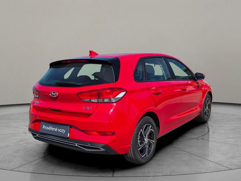Hyundai i30 Comfort 1,5 CVVT - fotka 2 z 17