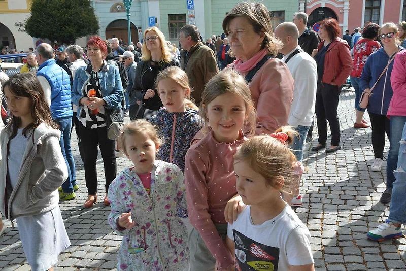 Stovka nablýskaných motocyklů a automobilů předválečné a meziválečné éry vyrazila v neděli z Horního náměstí v Přerově na spanilou jízdu regionem. Nejstarší účastnicí byla osmaosmdesátiletá Libuše Šulcová, která na trasu vyrazila na motocyklu BSA 770 se s