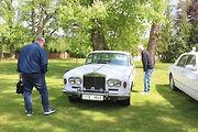Luxusní vozy se v sobotu 4. května sjely na zámek do Lnář. Převládala auta značky Rolls Royce.