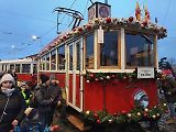 Vánoční flotila pražského dopravního podniku letos poprvé vyjela v sobotu vpodvečer ze střešovické vozovny.