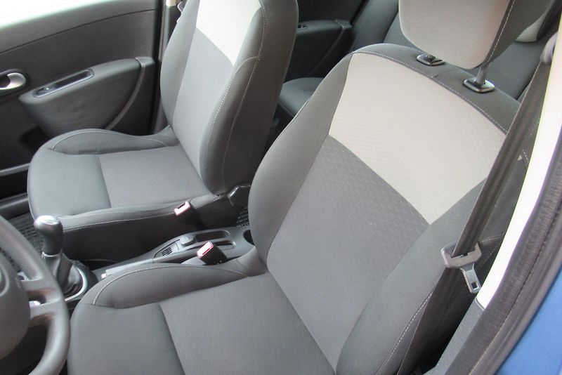 Renault Clio 1.2i  KLIMA  NAVIGACE - fotka 16 z 21