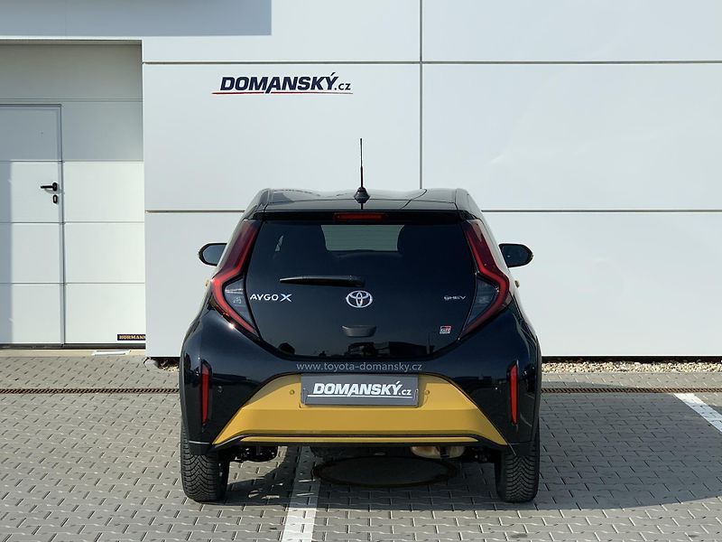 Toyota Aygo X GR SPORT 1,5 HEV AT - fotka 11 z 14