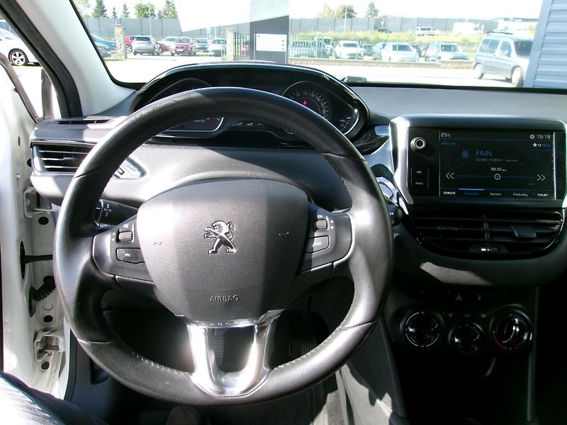 Peugeot 208 1.2 Puretech - fotka 13 z 18