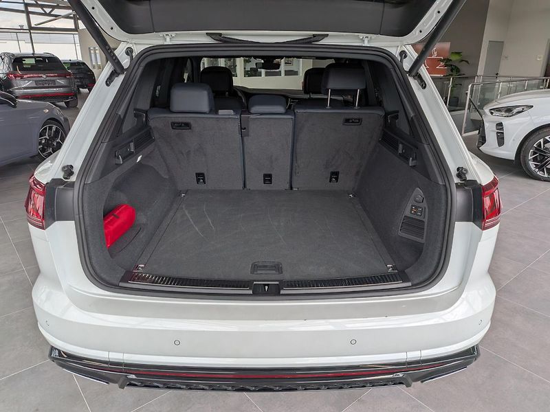 Volkswagen Touareg TDI 210kW R-Line HuD Pano NezT - fotka 22 z 24