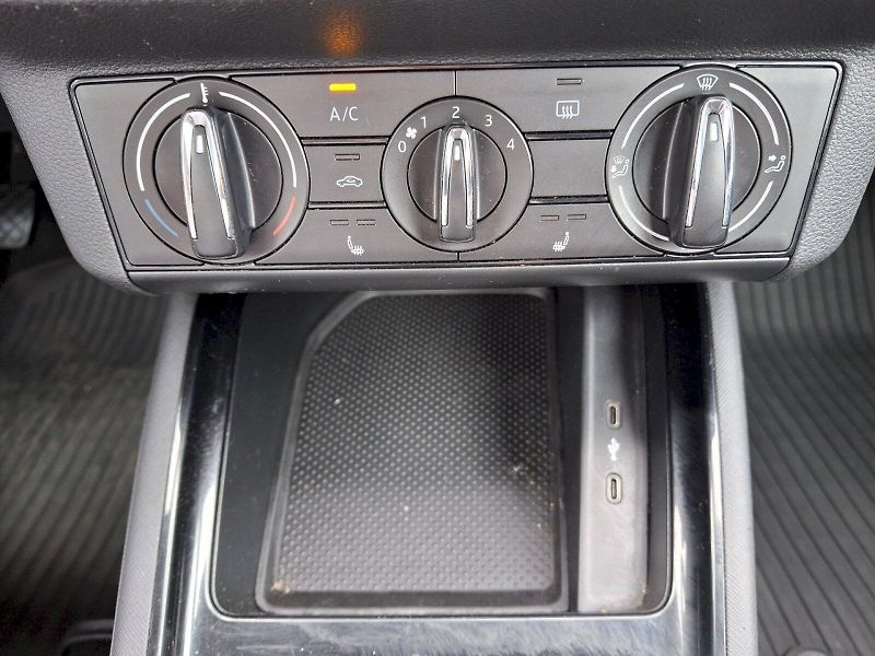 Škoda Kamiq (2020) Ambition 1,6TDi 85kW - fotka 25 z 29
