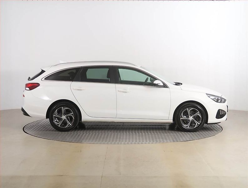 Hyundai i30 (2021) Family 1.6 CRDi, Serv.kniha - fotka 6 z 18