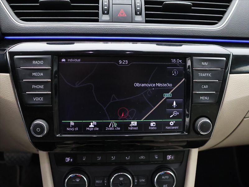 Škoda Superb 1,8 TSI 132kW DSG CZ L&K - fotka 27 z 42