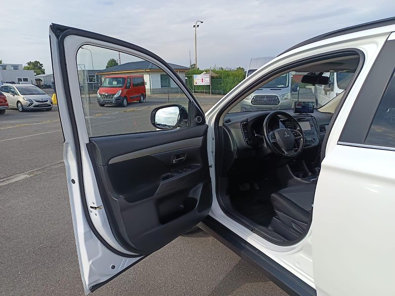 Mitsubishi Outlander (2013) - fotka 16 z 24