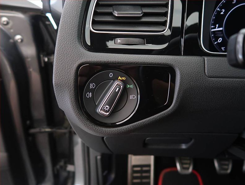 Volkswagen Golf (2019) 2.0 GTI Performance - fotka 22 z 24