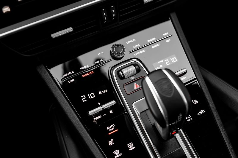 Porsche Cayenne (2023) COUPE PLATINUM EDITION - fotka 28 z 33