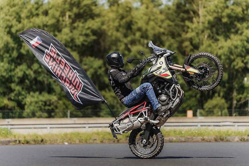 Unikátní trenažér pro trénink jízdy po zadním kole, známý jako Wheelie Machine, má své evropské zázemí v Karlovarském kraji.