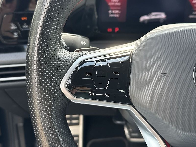 Volkswagen Golf (2023) 2.0 TSI DSG GTI - fotka 13 z 32