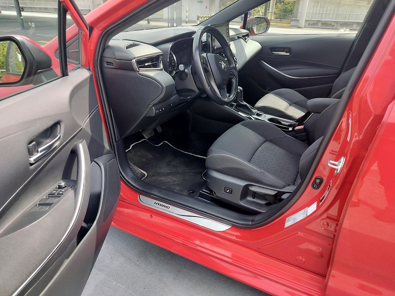 Toyota Corolla 1.8 hybrid business, navigace - fotka 9 z 26