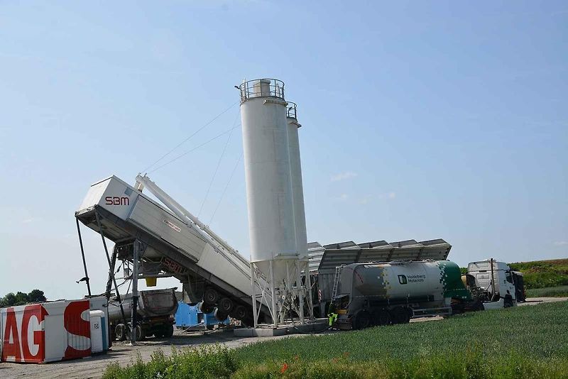 Pokládka betonové vrstvy vozovky je milníkem stavby dálnice D1 na úseku Říkovice - Přerov. Stavebníci ji zahájili tento týden.