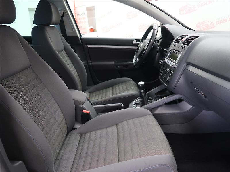 Volkswagen Golf 1,4 i Tour JEN 83500 KM! - fotka 12 z 33