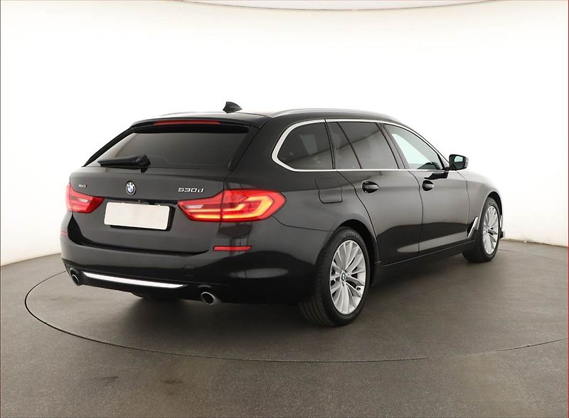 BMW Řada 5 (2018) Luxury Line 530d - fotka 5 z 20