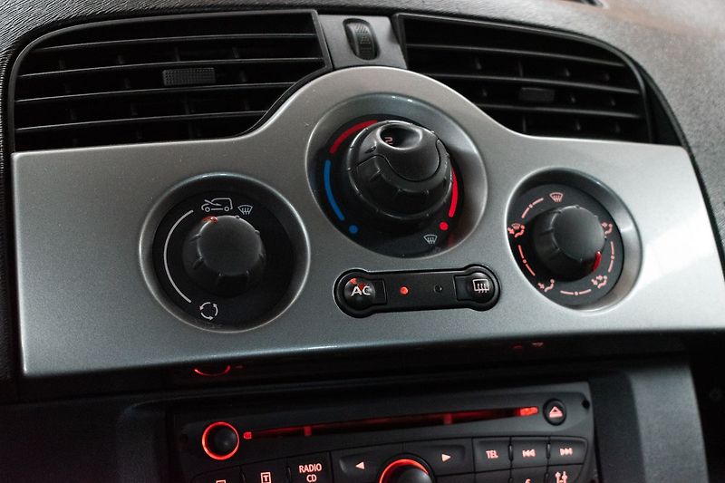 Renault Kangoo 1.6i Authentique*TAŽNÉ*KLIMA* - fotka 20 z 25