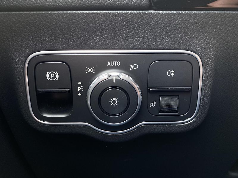 Mercedes-Benz GLA 180 d Progressive Advanced - fotka 17 z 27