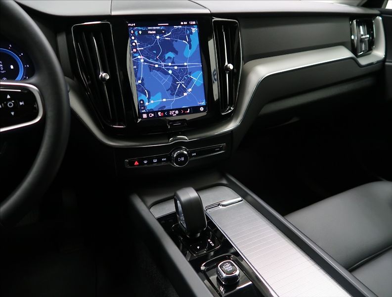 Volvo XC60 2,0 B4 AWD PLUS DARK 1. MAJ ČR - fotka 22 z 55