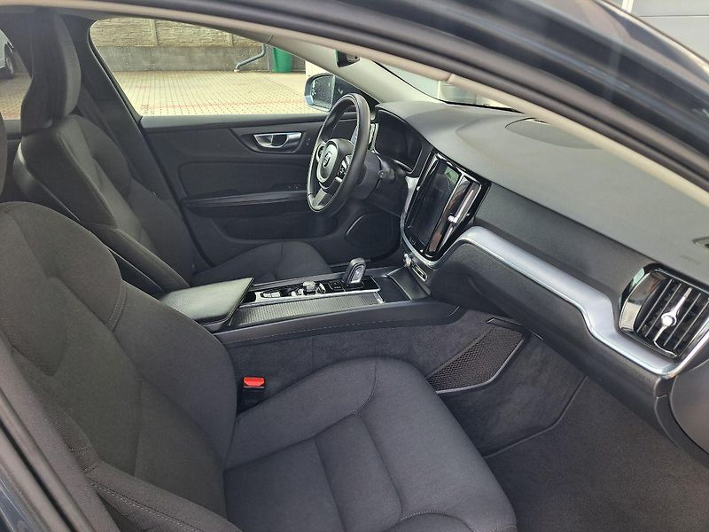 Volvo V60 (2021) 2.0 B4 Momentum, ZÁRUKA - fotka 17 z 36