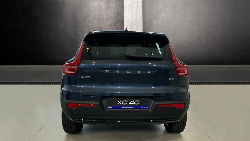 Volvo XC40 (2026) PLUS DARK, B4 FWD, 145+10 kW / - fotka 6 z 14