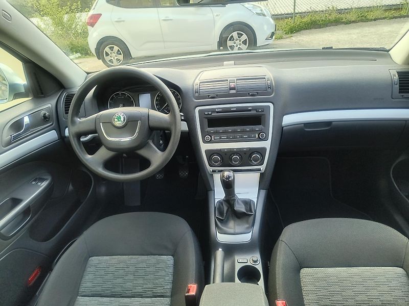 Škoda Octavia (2009) 1.6 MPi 75KW/AC/PC/PDC/TAŽNÉ - fotka 20 z 47