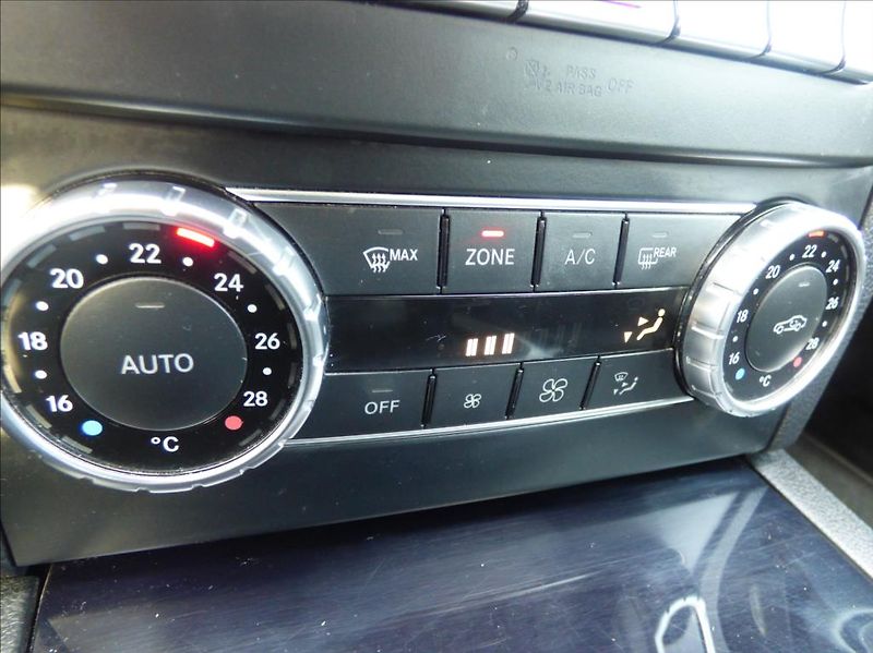 Mercedes-Benz Třídy C 2,2 CDI BlueEfficiency  180 CD - fotka 33 z 41