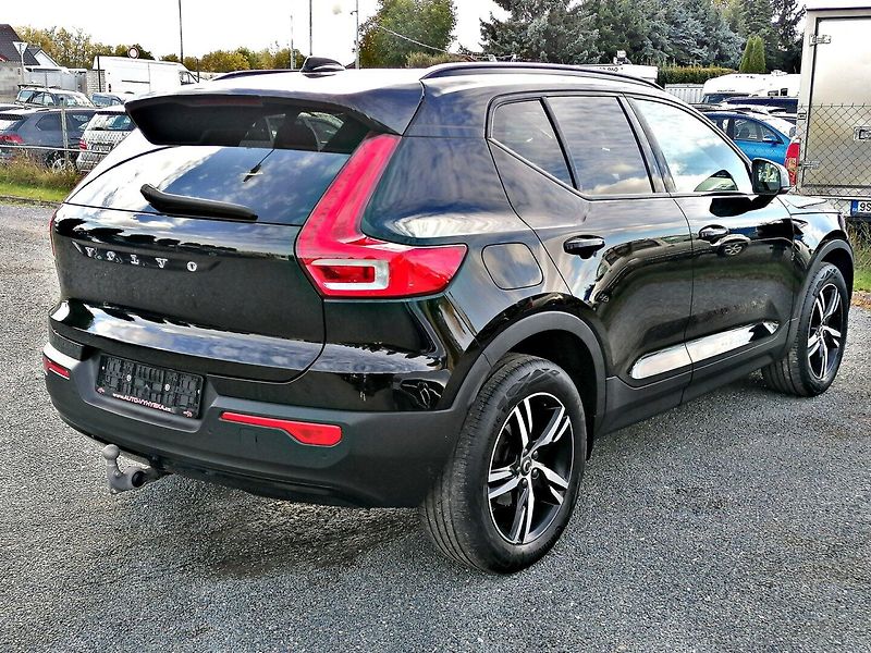 Volvo XC40 (2022) 1.5 T3 R-DESIGN Aut. - fotka 4 z 35